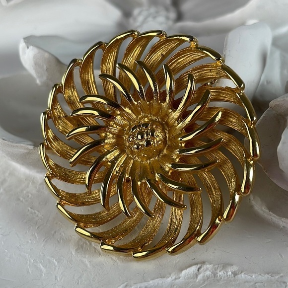 Gold Tone Flower Burst Brooch Pin - Picture 3 of 7